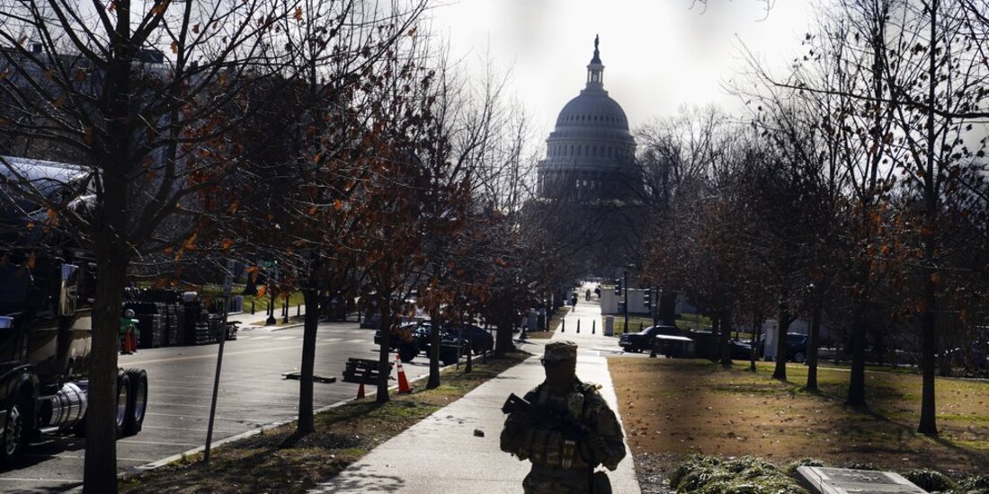 Elementos de la Guardia Nacional estadounidense comenzaron a cercar los terrenos del Capitolio previo a la toma de posesión de Biden.