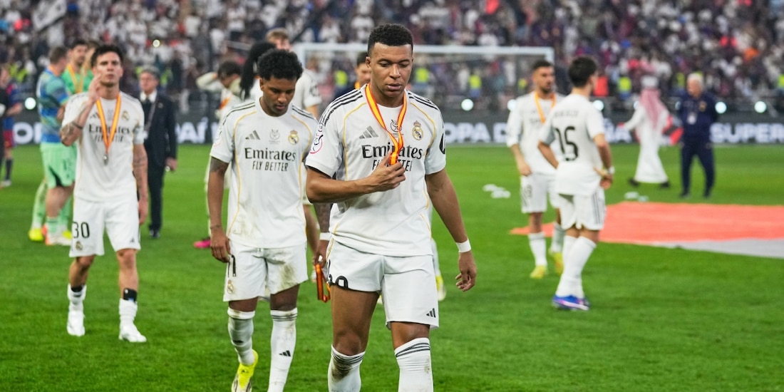 Kylian Mbappé y otros jugadores del Real Madrid tras la caída ante el Barcelona en la final de la Supercopa de España.