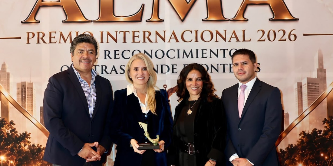 La presidenta municipal de Huixquilucan, Romina Contreras Carrasco (centro, izq.), durante la entrega del reconocimiento internacional.