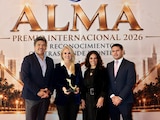La presidenta municipal de Huixquilucan, Romina Contreras Carrasco (centro, izq.), durante la entrega del reconocimiento internacional.