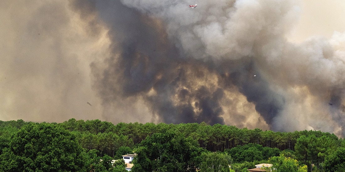 COLUMNA de humo en Lège-Cap-Ferret, Francia, ayer.