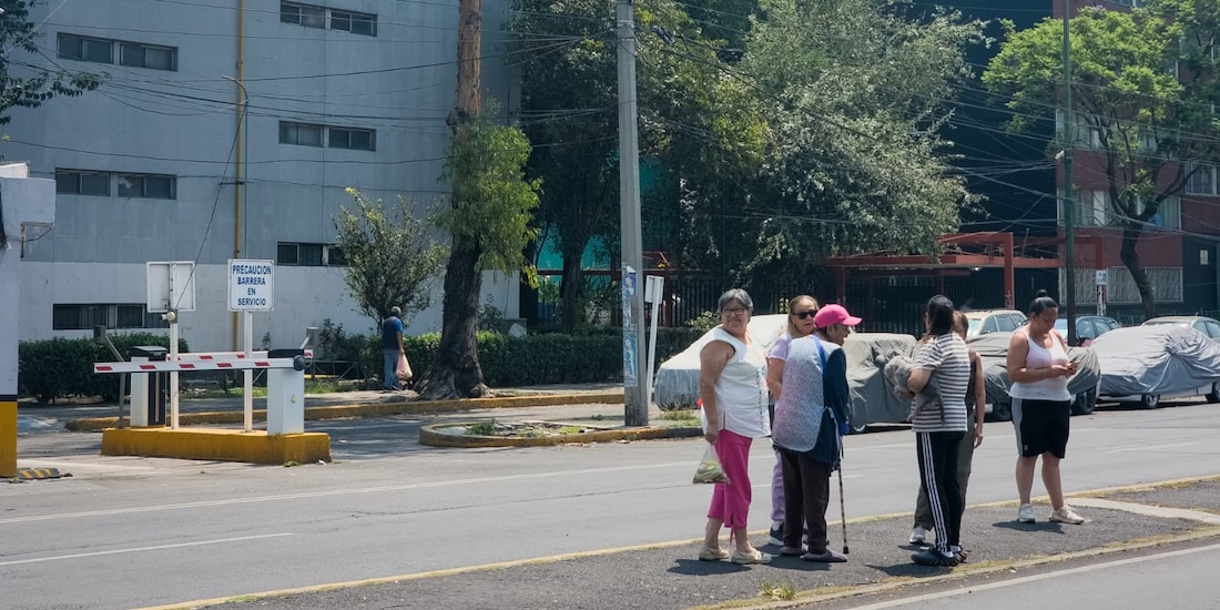 Capitalinos durante el ejercicio del simulacro de sismo.
