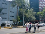 Capitalinos durante el ejercicio del simulacro de sismo.