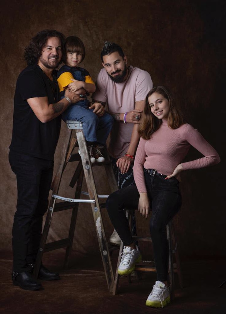 Osamu Menéndez junto a su familia.