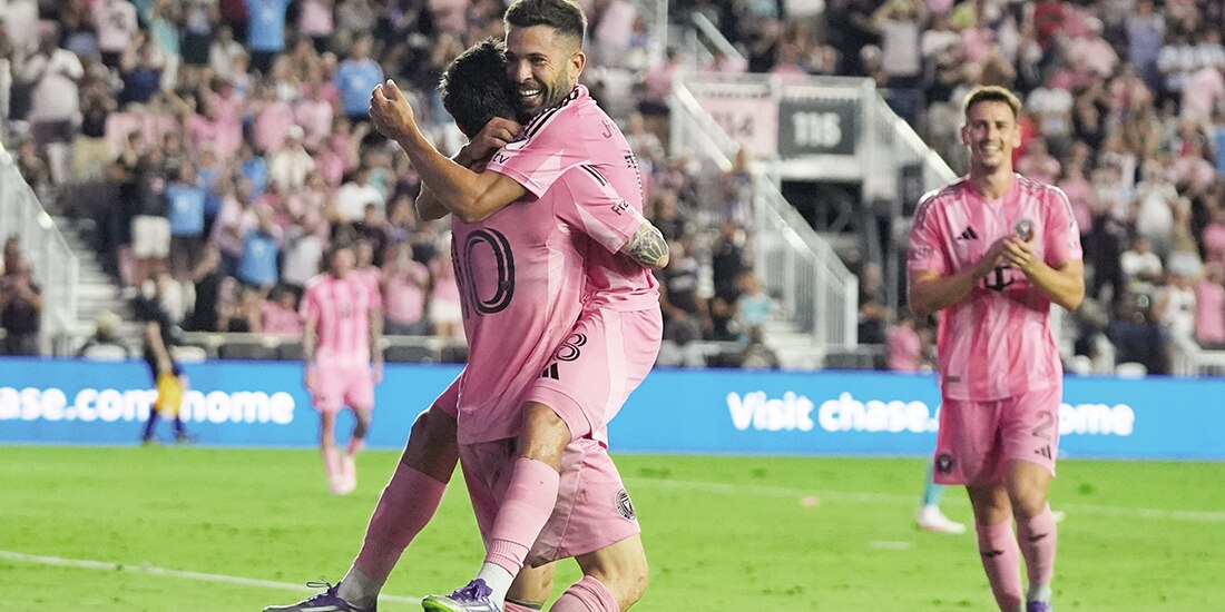 Messi abraza a Alba después de uno de los goles del Inter Miami.
