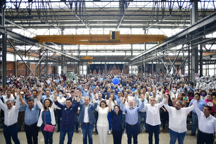 Tere Jiménez (tercera de izq. a der.), candidata de Va por México.