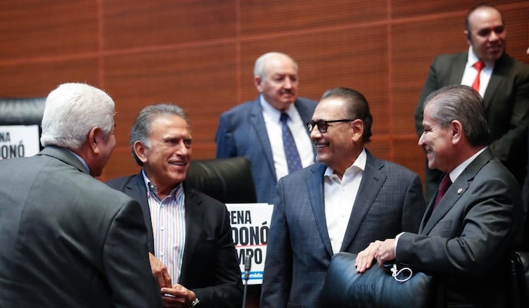 El senador Manlio Fabio Beltrones (centro, der.), en una fotografía tomada en abril en el Senado.