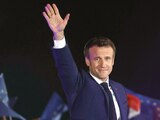 El presidente Emmanuel Macron celebra la victoria que le da la reelección en el país.