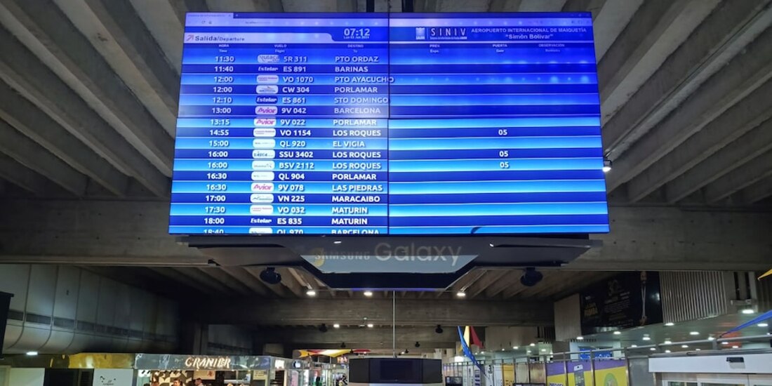 Una pantalla de salidas y llegadas en el Aeropuerto Internacional Simón Bolívar en Maiquetía, Venezuela.