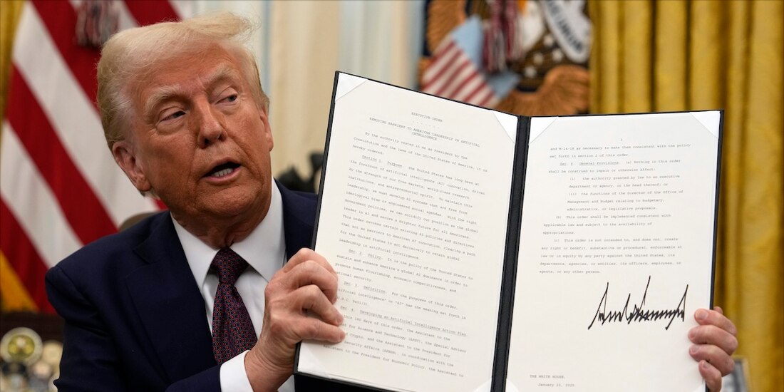 El presidente Trump muestra una orden ejecutiva firmada ayer en la Casa Blanca.