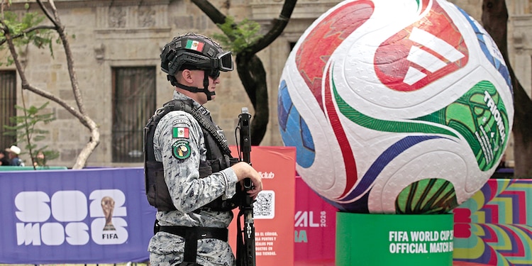 UN ELEMENTO de seguridad custodia lo que será el Fan Festival Guadalajara 2026.