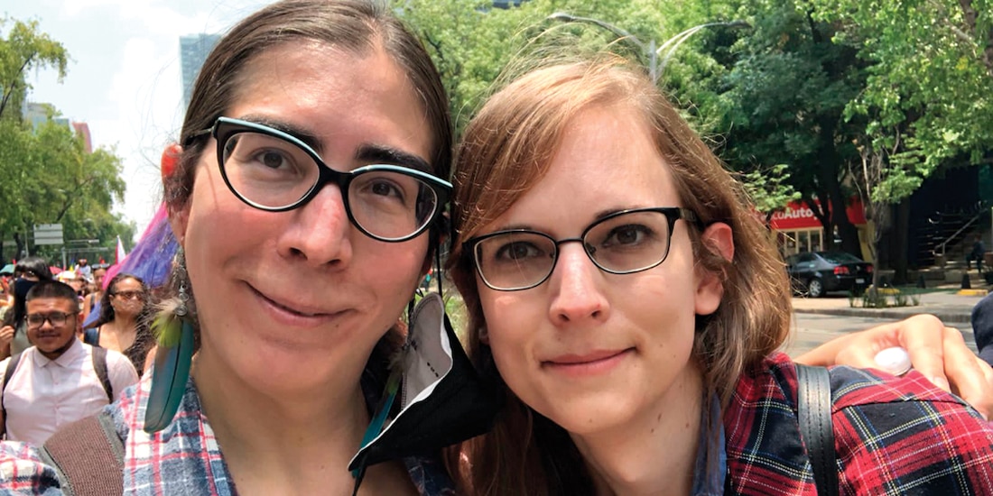 Juliannna Neuhouser (der.), junto a su esposa Siobhan Guerrero.