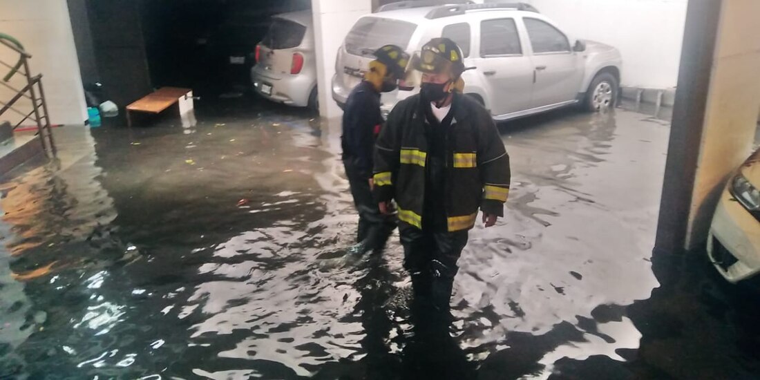 Bomberos asisten una anegación en la alcaldía Benito Juárez, ayer.