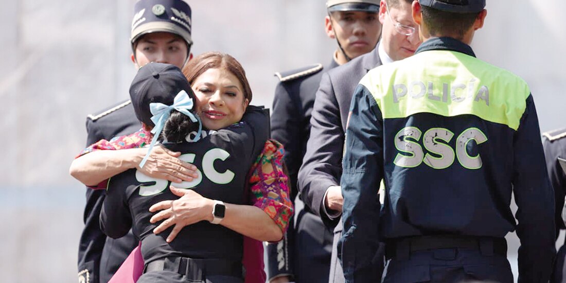 Clara Brugada y Pablo Vázquez, ayer, durante la entrega de reconocimientos a policías capitalinos.