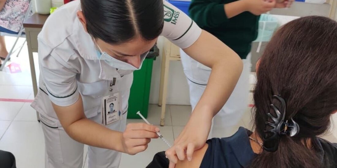 Autoridades de CDMX llaman a los mayores de edad a vacunarse contra el coronavirus.