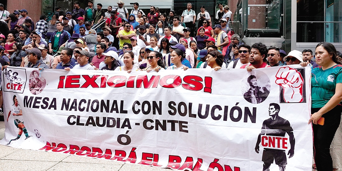Integrantes de la Coordinadora bloquearon Paseo de la Reforma, ayer.