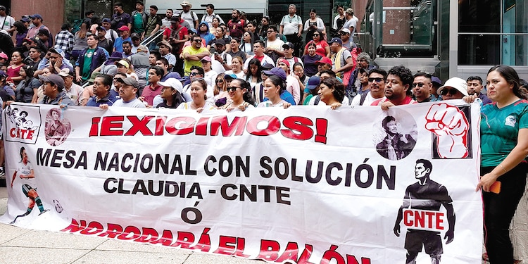 Integrantes de la Coordinadora bloquearon Paseo de la Reforma, ayer.