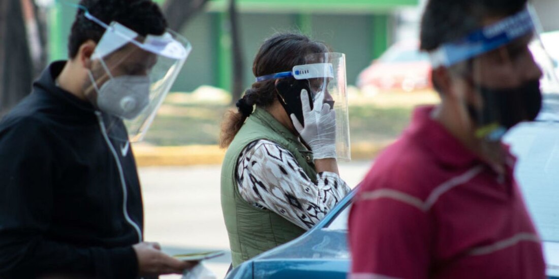Habitantes de la Ciudad de México con medidas preventivas para no adquirir el coronavirus.