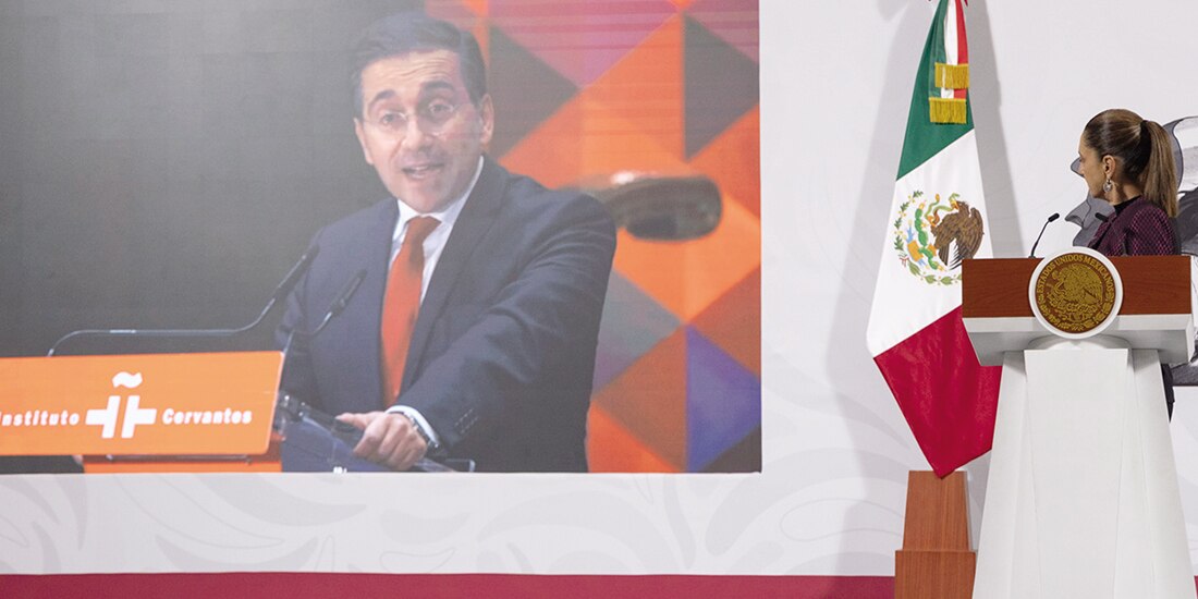 La presidenta Sheinbaum observa en conferencia el video del canciller español José Manuel Albares, ayer