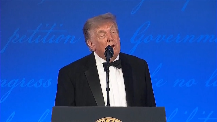 Donald Trump, presidente de EU, dio un discurso en la Cena de Corresponsales en la Casa Blanca.