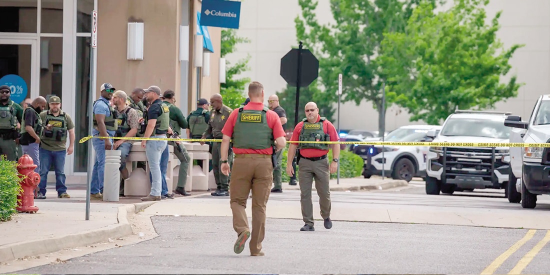 Agentes del orden en el centro comercial Mall of Louisiana, en Baton Rouge, ayer.