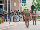 Agentes del orden en el centro comercial Mall of Louisiana, en Baton Rouge, ayer.