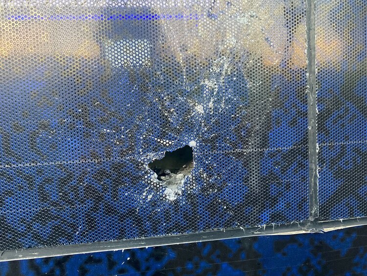 Autobús de Tigres es destrozado por pedrada de fans del América