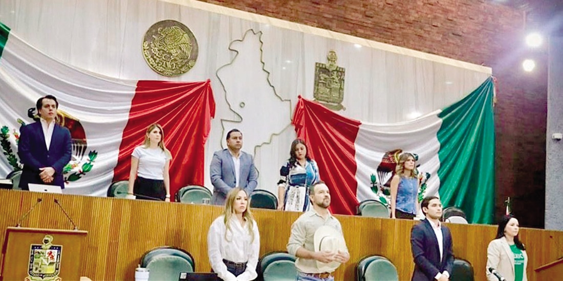 ASPECTO DE LA SESIÓN de ayer en el Congreso del estado, en la que se guardó un minuto de silencio por el asesinato de tres policías de la Fuerza Civil. El lunes antepasado, los legisladores aprobaron el cambio a la normatividad para los perfiles que contiendan en elecciones.