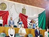 ASPECTO DE LA SESIÓN de ayer en el Congreso del estado, en la que se guardó un minuto de silencio por el asesinato de tres policías de la Fuerza Civil. El lunes antepasado, los legisladores aprobaron el cambio a la normatividad para los perfiles que contiendan en elecciones.