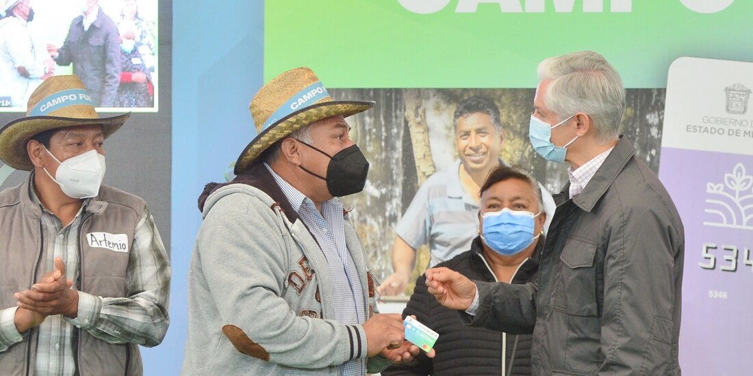 Alfredo del Mazo entrega Tarjetas a campesinos, en Amecameca, ayer.