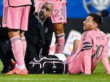 Lionel Messi es atendido en un duelo entre el Inter Miami ante el Montreal en la MLS