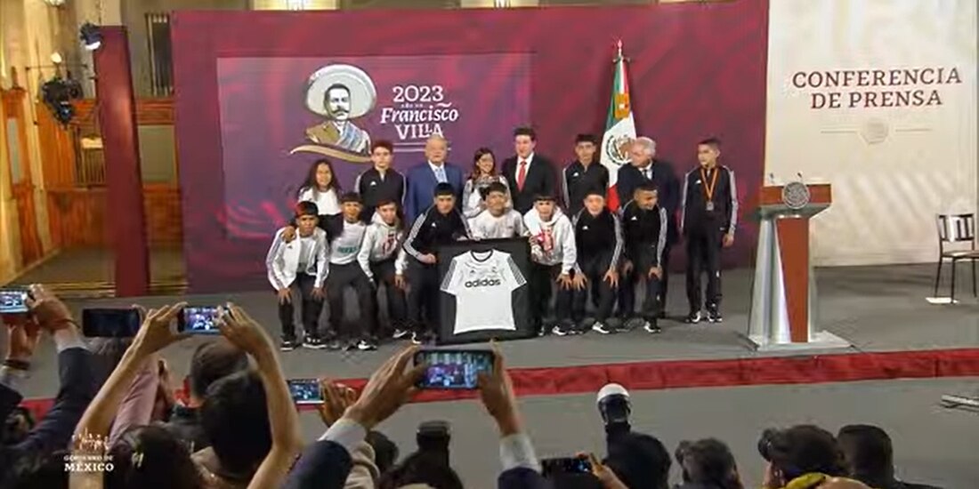 Los jóvenes deportistas y AMLO en Palacio Nacional.