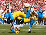 Jugadores de los Chargers celebran una acción ante los Chiefs