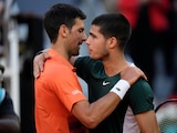 Novak Djokovic, izquierda, saluda a Carlos Alcaraz en la semifinal del Mutua Madrid Open.