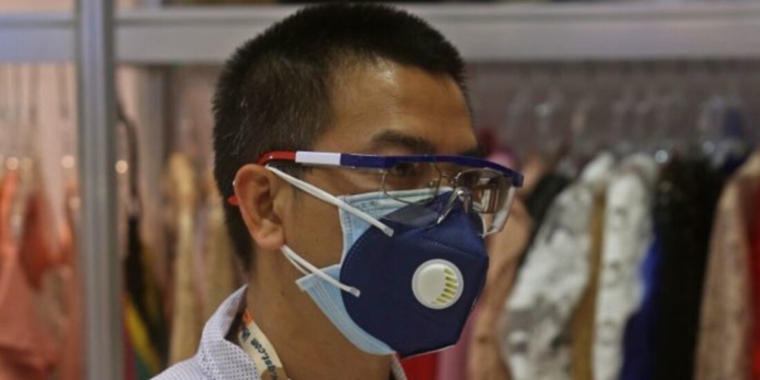 El cubrebocas con válvula permite filtrar el aire que entra para proteger a la persona que lo utiliza.