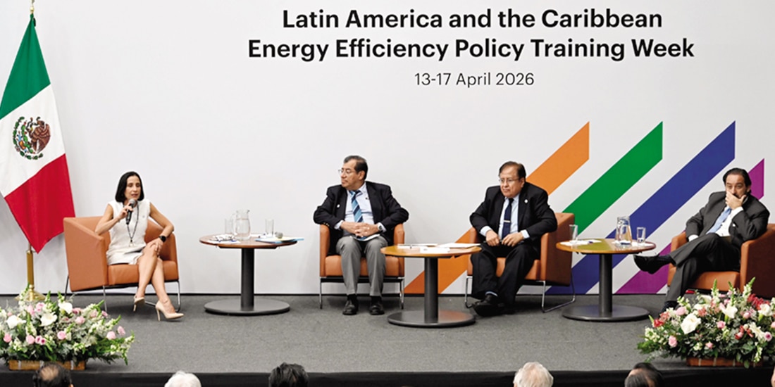 Luz Elena González (izq.), secretaria de la Sener, en evento de apertura de la Semana de Eficiencia Energética, ayer.