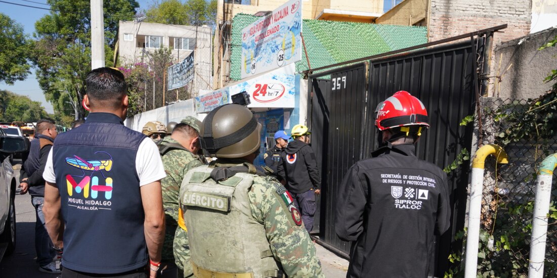 Autoridades vigilan el predio con huachicol, ayer.