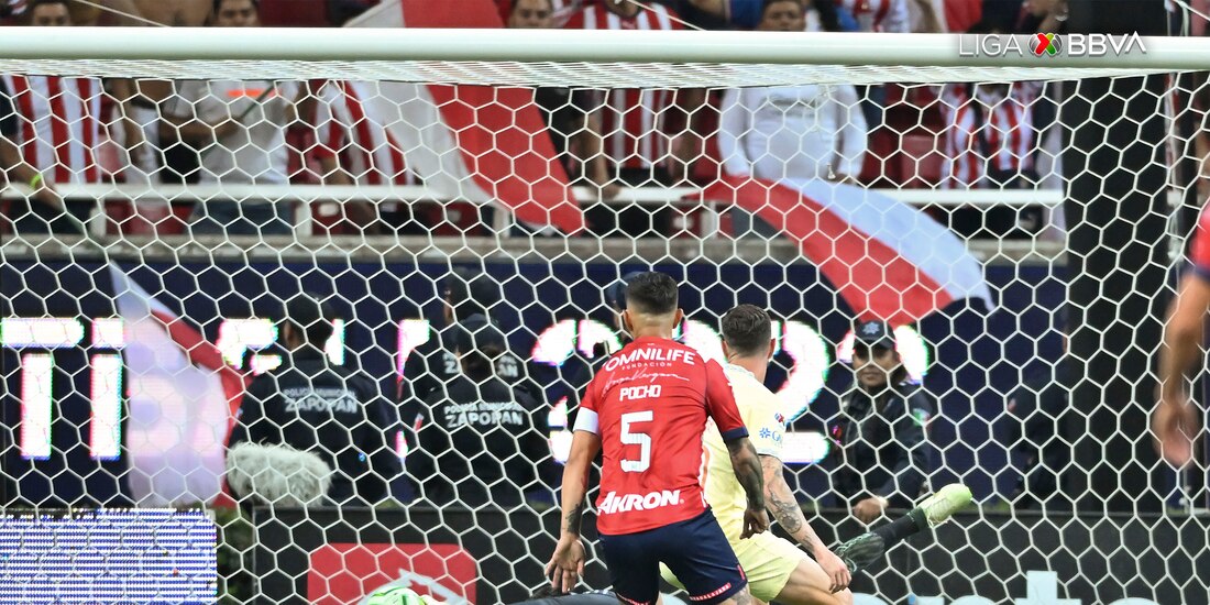 Luis Ángel Malagón, portero del América, en una de sus atajadas ante las Chivas en la semifinal de ida del Clausura 2023 de la Liga MX
