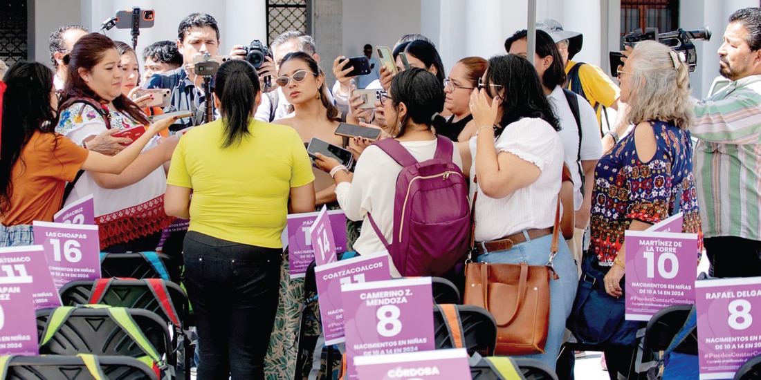 Activistas de la agrupación Equifonía, al presentar el balance de sus investigaciones, el 28 de abril