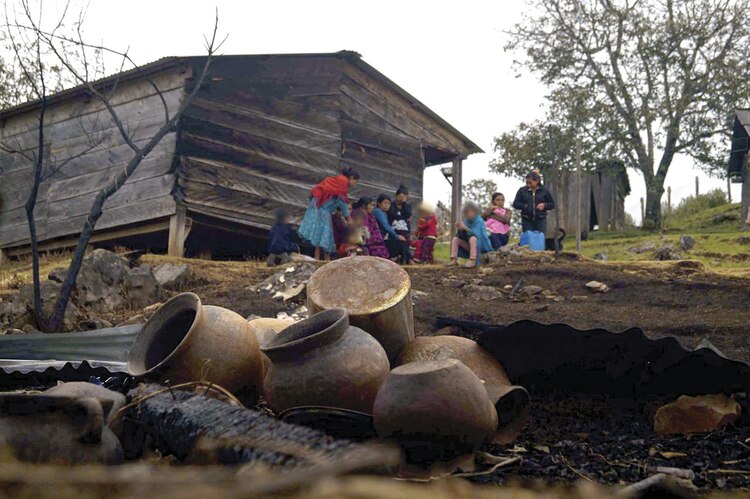 Mujeres y niños tzeltales fueron desplazados por un conflicto agrario en Chiapas, en enero pasado.