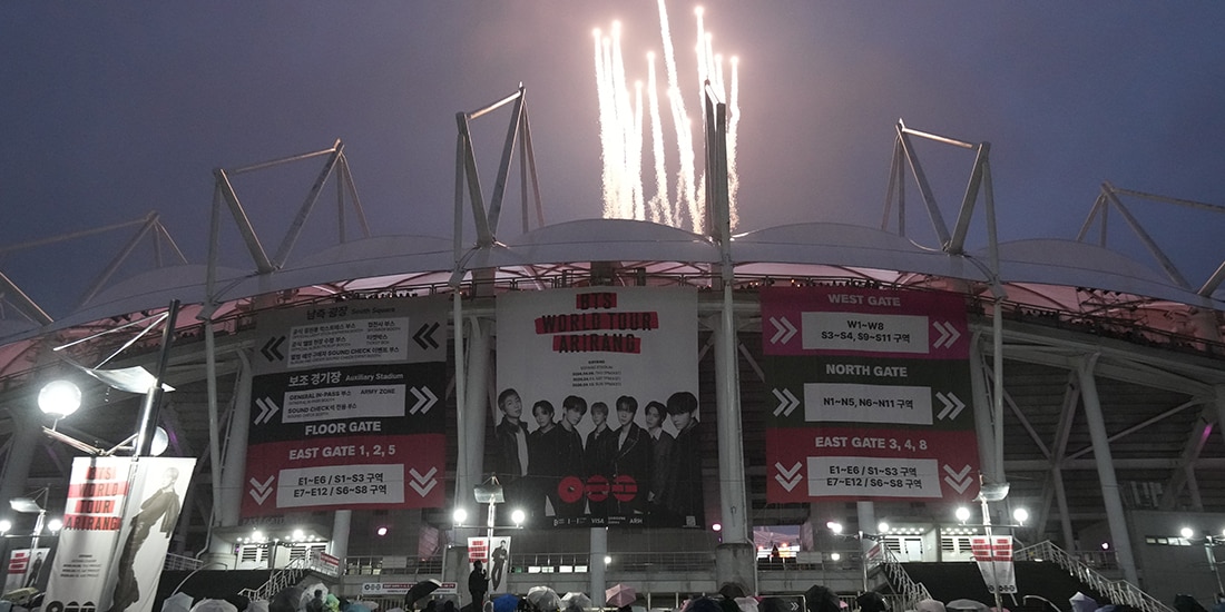 Fans escucharon a la banda afuera del estadio, ayer