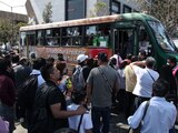 Decenas de usuarios intentan abordar uno de los autobuses de RTP que fueron habilitados como apoyo, luego del incidente en la L7, ayer.