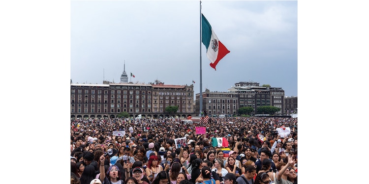 Los fanáticos llevaron carteles, afiches y fotos de sus ídolos, ayer
