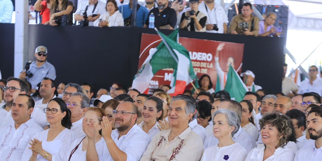 Funcionarios escuchando el mensaje de la Presidenta Claudia Sheinbaum.