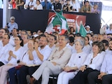 Funcionarios escuchando el mensaje de la Presidenta Claudia Sheinbaum.