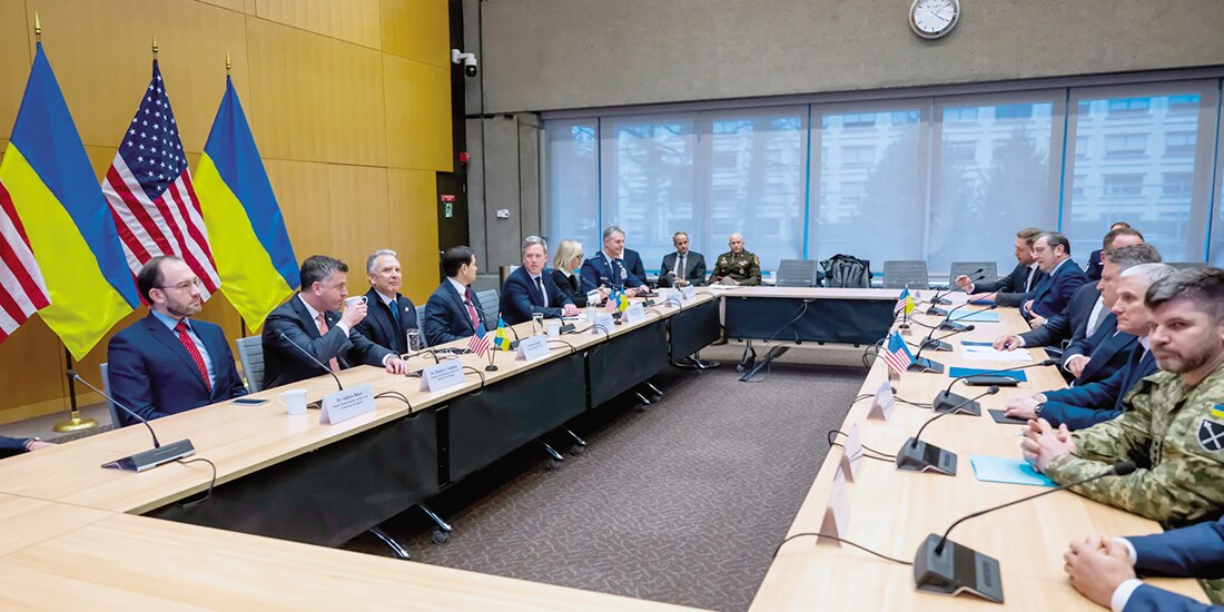 Las delegaciones de EU y Ucrania al inicio de las conversaciones en Ginebra, ayer.