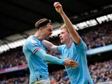 Kevin De Bruyne del Manchester City celebra con su compañero Jack Grealish tras anotar el segundo gol de su equipo en el encuentro ante el Liverpool en la Premier League el sábado primero de abril del 2023.