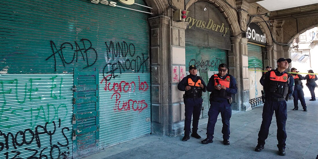 Uniformados resguardan joyerías en la zona de los arcos, en el Zócalo capitalino, ayer.