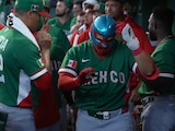 Nacho Álvarez Jr. celebra como Nacho Libre su home run en el México vs Gran Bretaña en el Clásico Mundial de Beisbol 2026
