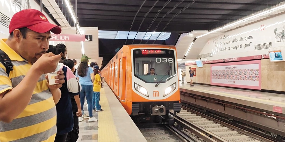 Pasajeros de la Línea 1 esperan el ascenso a los vagones del convoy 036, ayer, en la estación Tacubaya.